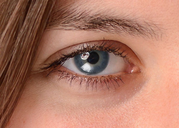 изменение синего цвета глаз
